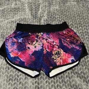 It is a size small, with an elastic waist band. It’s has a nice phone pocket.